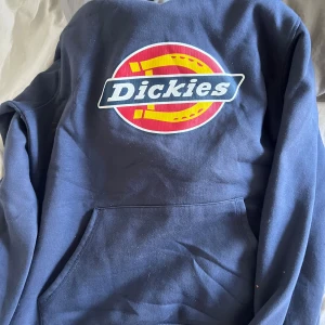 Dickies hoddie - Säljer en väldigt skön hoddie  Knappt använd materialet är som ny köpt. Storlek M. Priset är ej hugget i sen så kom med ett bra bud så blir de säkert ditt. Bilden är från nätet fast svart det är för att visa hur den sitter på 