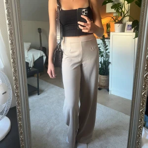 Mjuka kostymbyxor - Raka mjuka ”kostymbyxor”, väldigt sköna och stretchiga med resår i midjan. Sparsamt använda. De har små noppror på två ställen och lite lite missfärgning som inte syns på håll. (Se bilder)