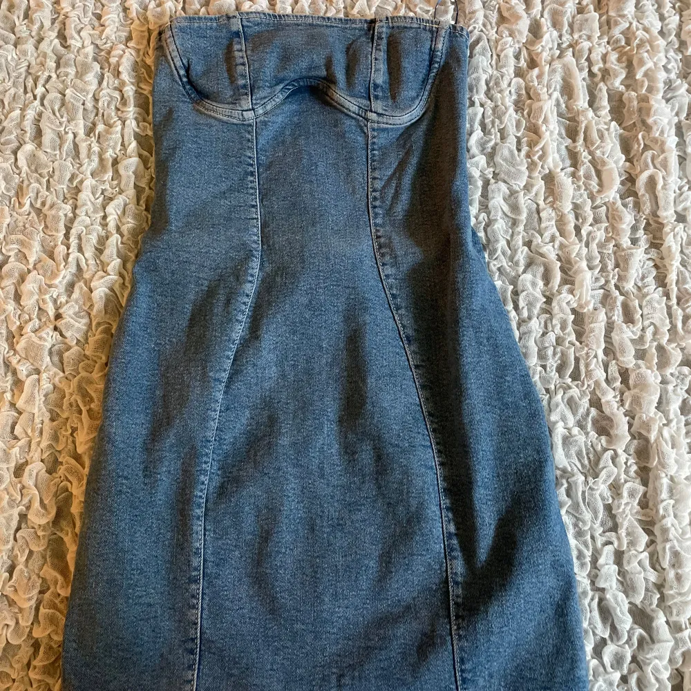 kort jeansklänning som är köpt från zalando som aldrig har kommit till använding. storlek xs . Mekot.