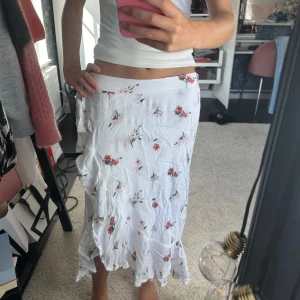 Volangkjol - Säljer denna volang kjolen ifrån hollister!💕 mycket bra skick!