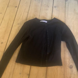 Svart kofta från lager 157 säljs för 29kr - Svart kofta i storlek xs från lager 157, perfekt för dom som gillar Stockholmsstil, knappt använd och säljs för 29kr