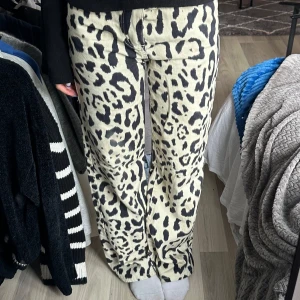 Leopard jeans - Leopard jeans från Musera (shein) använda en gång! Dom ser gula och vita ut beroende på ljuset🤔 