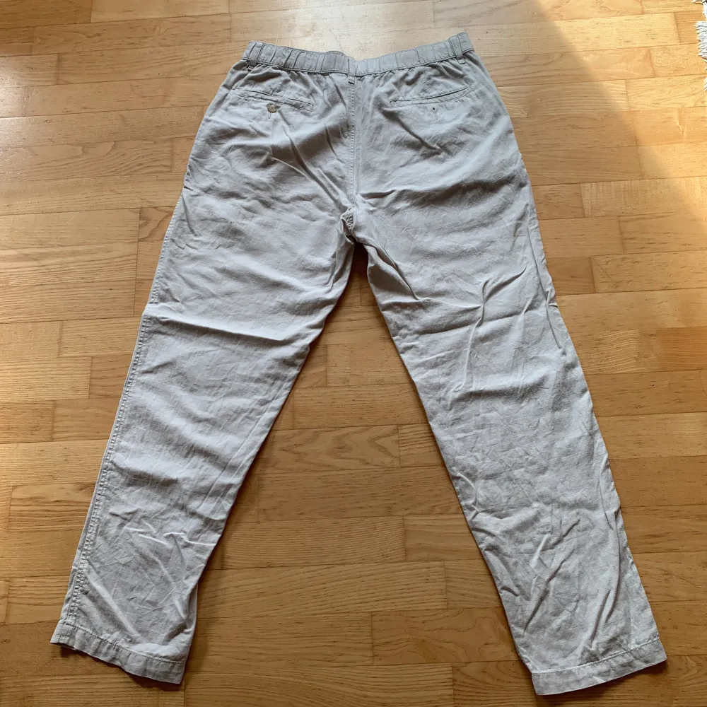 Riktigt snygga linne byxor från uniqlo köpte för cirka 1 år sen för 700 och har använts 1-3 gånger så skicket är 10/10, priset kan diskuteras . Jeans & Byxor.