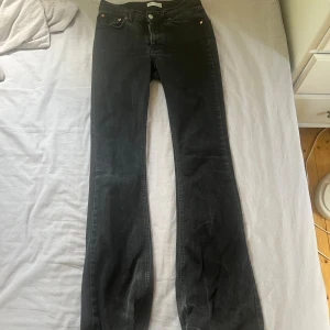 Lågmidjade jeans - Lågmidjade jeans från Gina tricot, dom är urtvättade så skulle säga att de är ljusare nu än när man köper dom där av priset🩷 skriv om ni har några frågor 