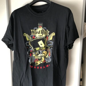 Svart Hard Rock Cafe t-shirt från Warsaw - Säljer en svart Hard Rock Cafe t-shirt från Warsaw. Den är i storlek Large men sitter som Medium. Väl använd, bra skick.