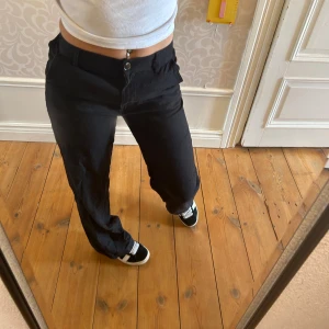 Svarta Linnebyxor  - Superfina svarta linnebyxor från h&m. Aldrig använda, midwaist💞