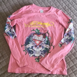 Ed hardy tröja - Skit snygg rosa ed hardy tröja, osäker på storleken men förmodligen S/M🙏