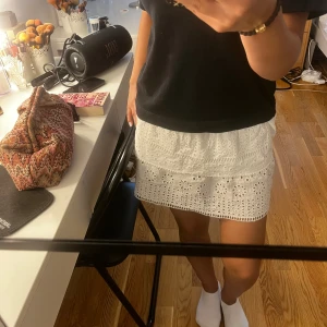 Vit kjol zara - Vit kjol från zara med broderier storlek 11-12 från barnavdelningen men passar mig som är XS/S