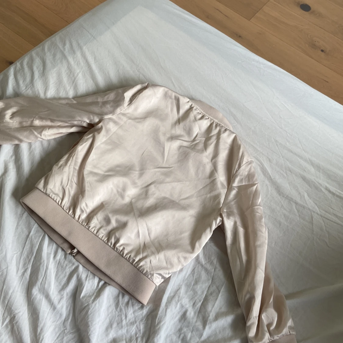 Beige bomberjacka med zebramönster från H&M - 90
