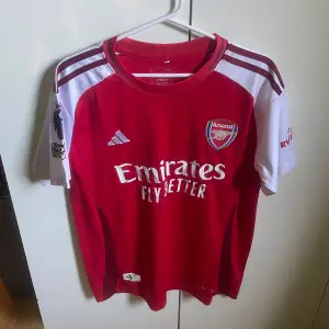 Arsenal home Jersey köptes i Thailand på en fotbolls affär 10/10 skick användes typ 2 gånger där. Passar både M och S