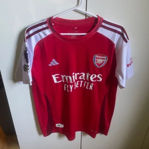 Arsenal Hemma Tröja - Arsenal home Jersey köptes i Thailand på en fotbolls affär 10/10 skick användes typ 2 gånger där. Passar både M och S