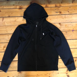 Polo Ralph lauren zip hoodie storlek S - Polo Ralph Lauren zip Hoodie svart storlek S. Fint skick säljer för att jag inte använder den. Skriv vid frågor och funderingar!