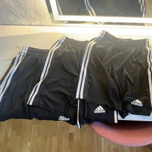 3-pack adidasshorts  - 3-pack adidasshorts. Bra skick, inga hål eller liknande. Knytbara på insidan.