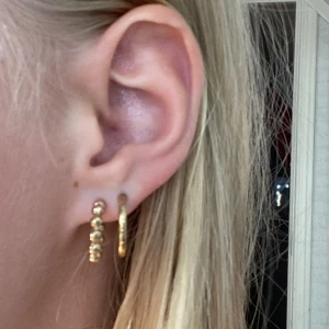 Örhängen  - Jag säljer mina guldörhängen, ett par vanliga ringar och ett par bubbelringar. Passar väldigt bra ihop men är soklart också snygga enskilda. Dem vanliga ringarna har lite rost på sig (se bild 3) men bubbelringarna är som nya! Pris går att diskutera 