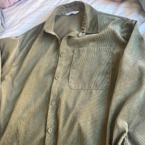 Skjorta - Skjorta från Stradivarius i storlek S, jättebra skick har haft på mig endast två gånger 