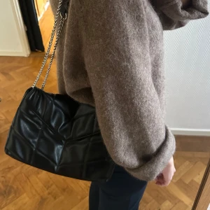 Väska - Väska från Pieces, ser ut som ny!💖