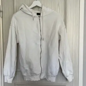 Vit Oversize hoodie från Gina i storlek xs