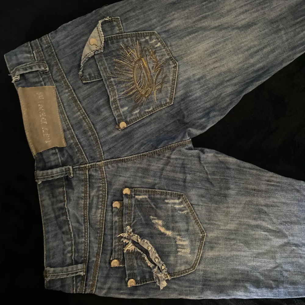 Dessa jeans är den perfekta kombinationen av stil och komfort! Med en modern passform som framhäver dina kurvor och blir utsvängda. Högkvalitativa denimtyget ger en fantastisk känsla. Väldigt klassisk färg med jättefina detaljer men tyvärr för små!. Jeans & Byxor.