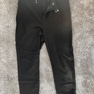 Byxor - Säljer ett par jättefina kostymbyxor från Gina Tricot i storlek L
