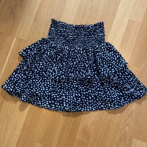 Svart och vit volang kjol - Chelsea svart volang kjol med vita prickar. Bra skick. Köpt på Zalando. As snygg!!!💕💕💕