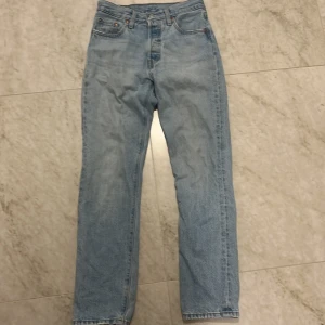 Levis 501 25/30 - Snygga klassiska Levis 501 i ljusblå denim. Bra skick!