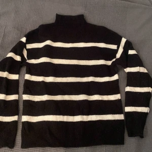 Tröja från vila - Svart vit tröja med hög krage från vila. Den är i fint skick