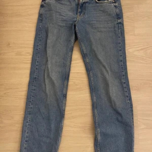 lågmidjade jeans - fina jeans från gina med lite slitningar längst ner men inget man tänker på! annars i fint skick.