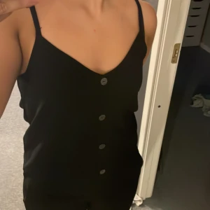 Svart topp  - Svart topp från Only i Strl 38. Använt en gång. 