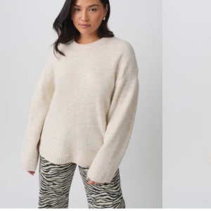 stickad tröja - säljer denna fina stickade träja från gina, den är i bra skick💖