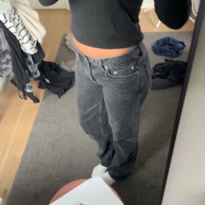 Low waist straight jeans - Svarta Low waist straight jeans i strl xs