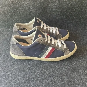 Moncler skor - Säljer dessa unika moncler skorna, dom är använda en del så därför priset är lågt, men ändå väldigt fina