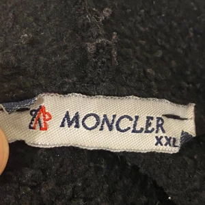 Moncler hoodie - Använt flera gånger har blivit trött om den och vill sälja den  Vi kan snacka om pris☺️