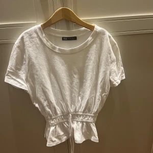 Vit t- shirt med snörning  - Använd några få gånger och är i bra skick. Säljer då den är för liten.