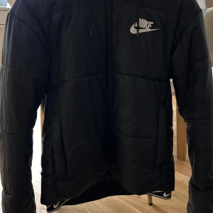 Vinterjacka Nike - Den här jackan har används varje vinter i kanske 2 år. Den har inga skador och funkar bra💕