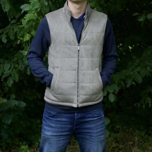 Mocka väst -  En riktigt fin mocka väst från zara. Modellen är 180 cm! EXTREMT EFTERTRAKTA DÅ DEN INTE SÄLJS LÄNGRE. Storlek small😀😀😀😀