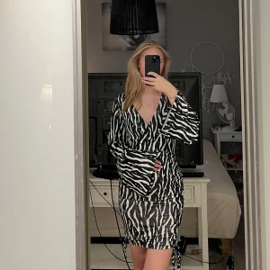 Mini dress  - Klänning som använd 1 gång men är tyvärr för stor för mig i bysten.  Normal i storleken annars.  Tvättas innan jag skickar den. 