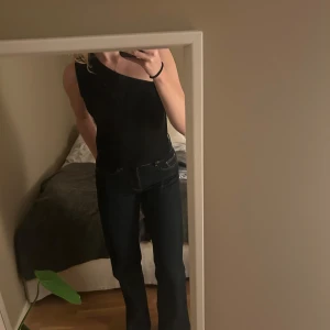 Topp - Assymetrisk topp med öppen rygg. Perfekt festtopp från Pull&bear!