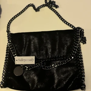 jättefin väska  - säljer en jättefin väska för 300 då jag råkat beställa hem den och den inte riktigt är min stil. ej använd💕