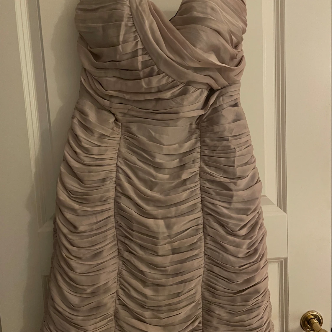 Drapperad fodralklänning