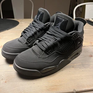 Jordan 4 black cat  - J4 black cats, använda ett fåtal gånge, säljs då dem är för små men fint skick ca 8/10 i skick och box medföljer självklart, hör av er vid frågor (pris ej hugget i sten)