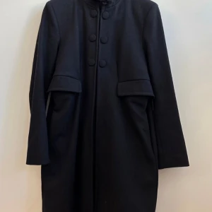 ACNE kappa storlek 38 - Acne kappa, fint skick. Storlek 38  Mörkblå. 