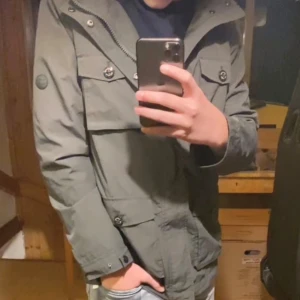 Fieldjacka från Massimo Dutti - Tjena säljer denna Massimo Dutti fieldjackan som är för stor för mig. Ny pris runt 1500kr och bara andvänd 5 gånger. Skick 10/10. Passar runt 165 cm skulle jag säga. jättebra kvalité och jätteskönt material. PRISET KAN DISKUTERAS VID SNABB AFFÄR.