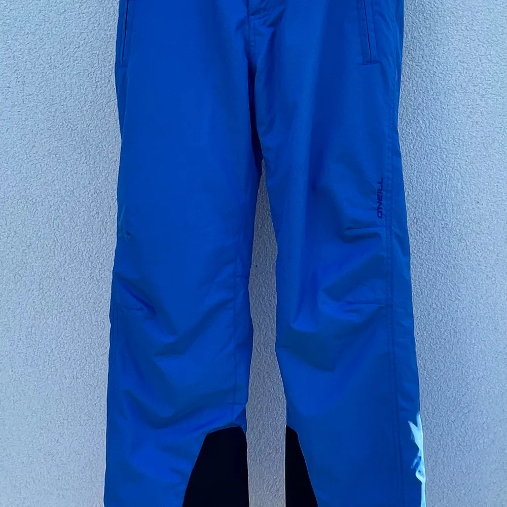 O’NEILL SantaCruzCalifornia 1952 Escape Series- Surf the web blue lined ski pants. Storlek L. 8000 mm vattentäthets rating, 2 skallager, 8000 grs andnings rating. Använd under en veckas skidåkning och är i nyskick. . Sportswear.