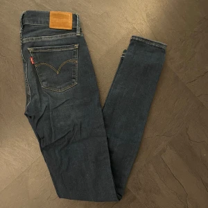 Levis jeans  - Levis jeans med lite lägre midja, väldigt fint skick Storlek 25 skulle säga att det motsvarar xs