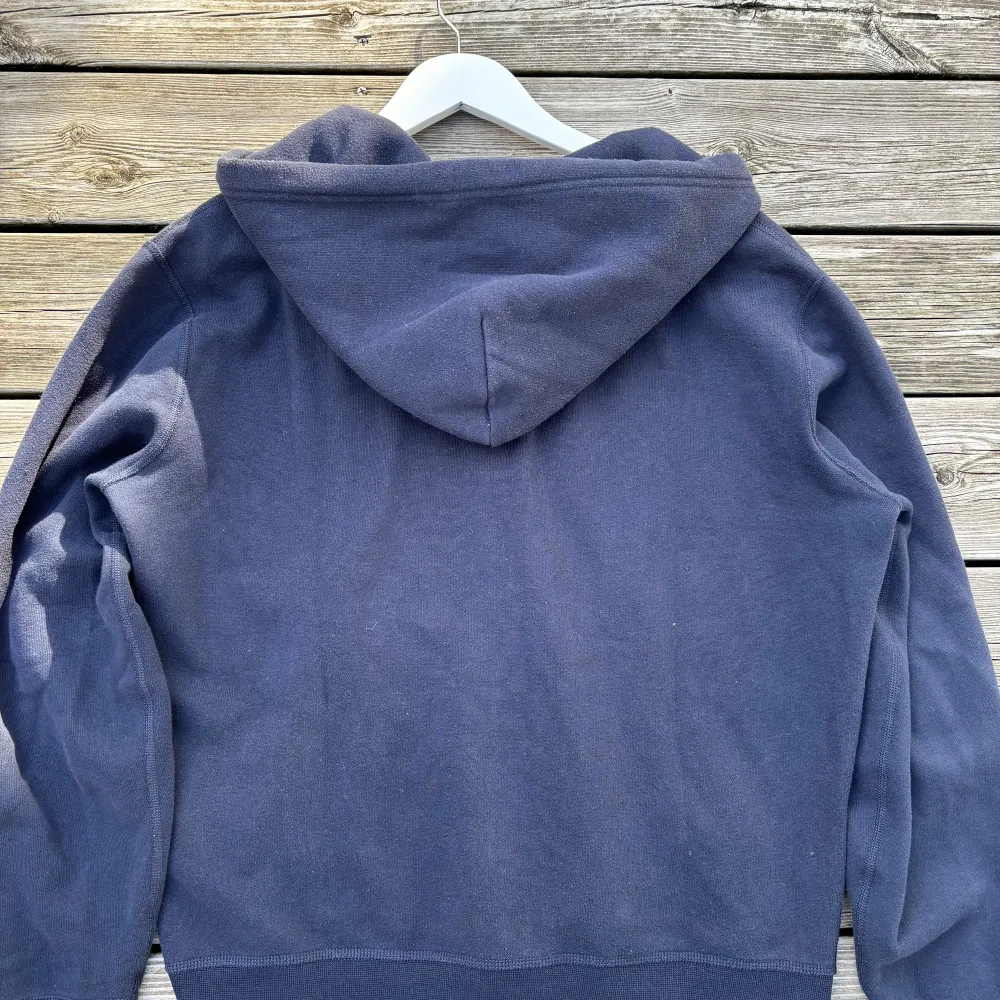 Säljer en snygg och bekväm mörkblå hoodie från Ralph Lauren. Den har en dragkedja framtill och en klassisk huva med vita snören. Perfekt för kyliga dagar och har en stilren design med det ikoniska Ralph Lauren-märket på bröstet. Passar både till vardags och lite mer avslappnade tillfällen.. Tröjor & Koftor.