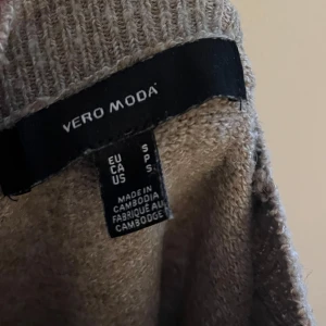 Beige stickad tröja  - Enkel fin beige stickad tröja. Använd men bra skick.💗