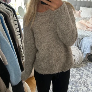 Beige stickad tröja  - Beige stickad tröja ifrån nakd i storlek xs