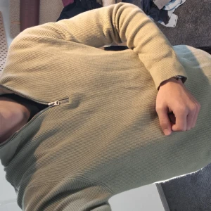 Only & Sons Half Zip Tröja Olivgrön - Half Zip Tröja från Only & Sons i mycket bra skick. Nästan helt oanvänd. Kan fraktas spårbart via PostNord!