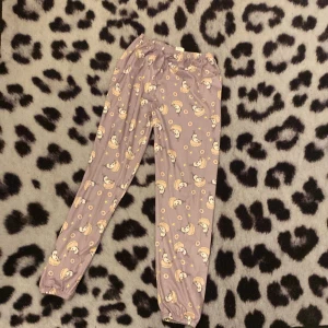 Pyjamas byxor  - Fina lila pyjamas byxor, med unicorns och dounats på, fint och rent skick, inte trasiga, använd ungefär 2 gånger. Priset går att diskutera. 