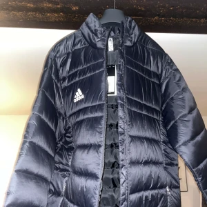 Höst/vinter jacka adidas - En helt ny adidas jacka oanvänd 